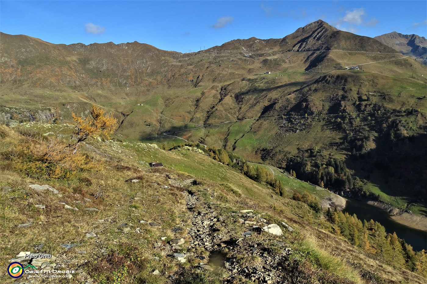 41 Sguardo indietro al sentiero di salita al Mincucco con vista verso Ca' San Marco e Pizzo delle segade.JPG